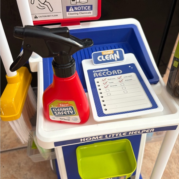 Little Helper Cleaning Cart with Working Vacuum, Broom, Scraper, Spray Cleaner - Picture 6 of 16